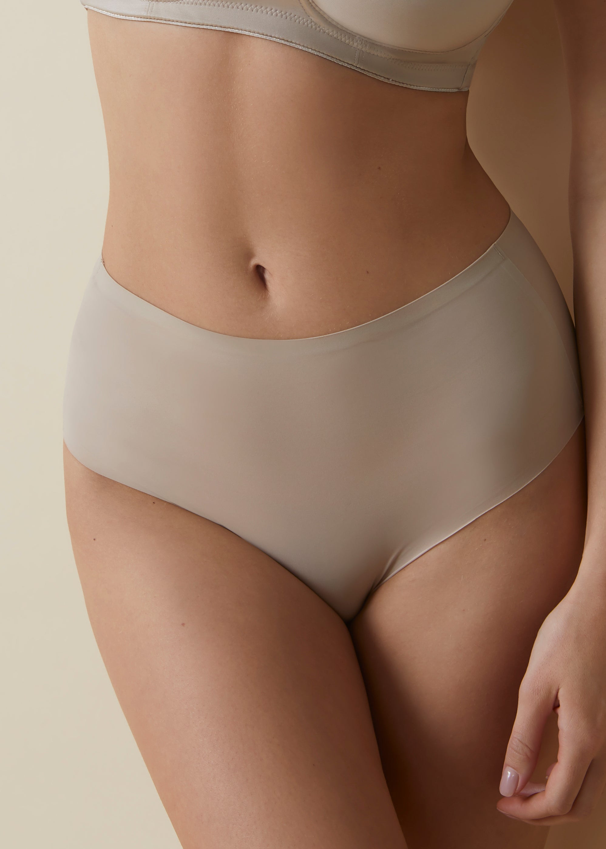 Slip taglio laser a vita alta effetto seta senza cuciture