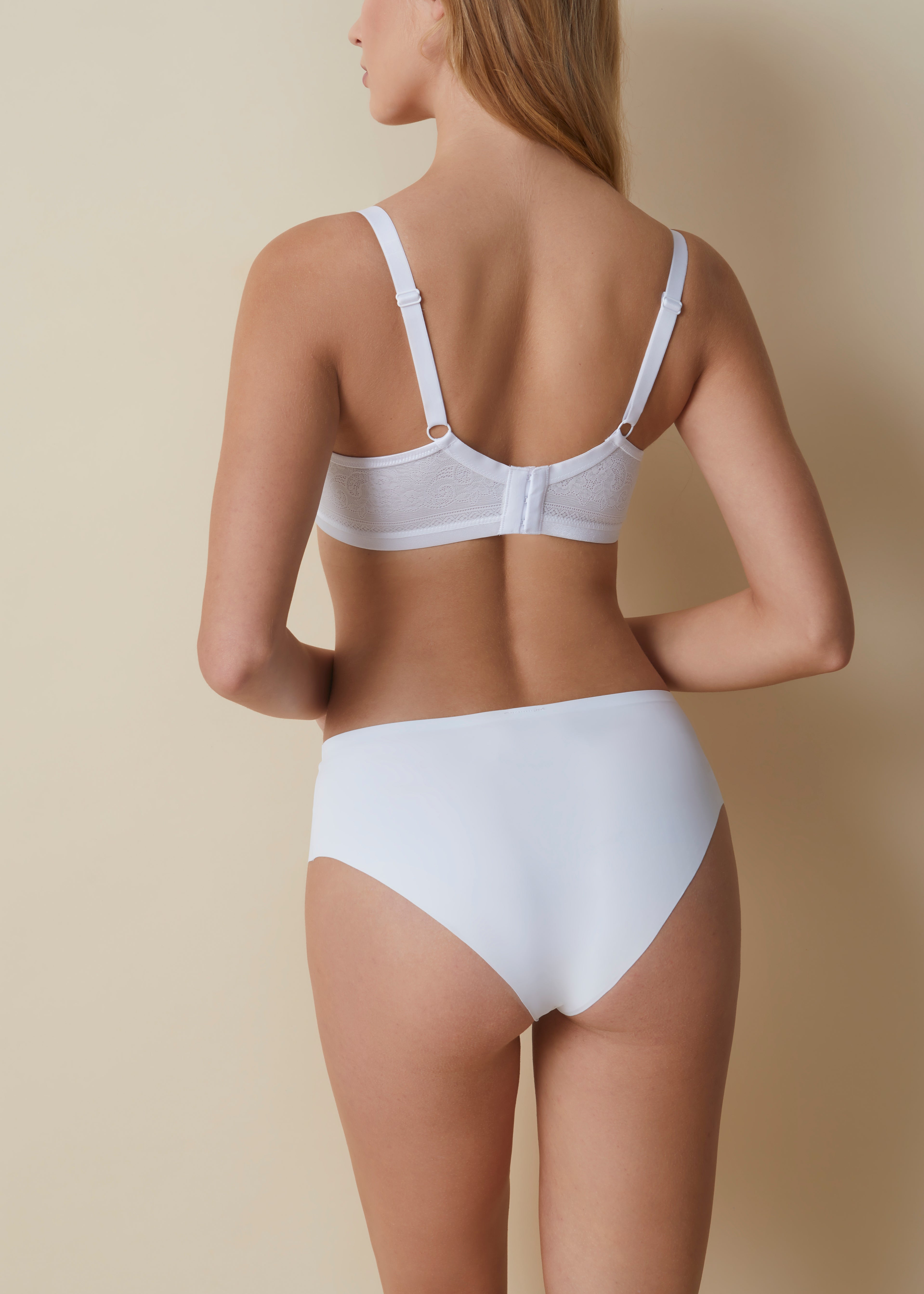 Reggiseno con ferretto e coppe leggermente imbottite con fascia alta in pizzo